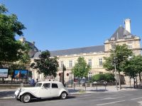Tag 04 Stippvisite im Luxembourg-Garten 03 Hochzeitsauto vor dem Senat