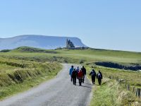 5. Tag – Von Letterkenny nach Leenaun – Wanderung um Mullaghmore – Im Hintergrund Classiebawn Castle und Ben Bulben