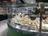 Radreise Loire vom 3.-11.5.25: An der Käsetheke in der Markthalle in Metz