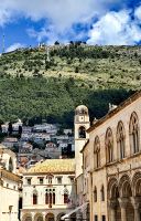 Hinter Dubrovnik erhebt sich das Dinaragebirge