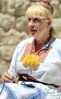 Stickerin in Dubrovnik in traditioneller Tracht