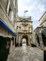 Innenseite des Stadttores von Korcula