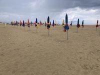 …berühmten Sonnenschirme von Deauville bleiben heute meist geschlossen.