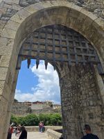 Torbogen auf der Brücke inBesalú