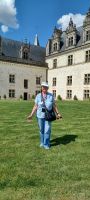 Reiseleiterin vor dem Schloss
