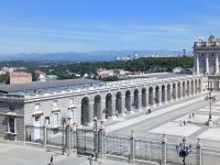 Blick der Kuppel der Almudena Kathedrale - Grüne Oasen von Madrid