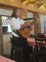 Mittagsessen wurde uns mit Gesang serviert..... Bauernhof Butic