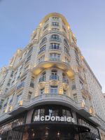 Historisches Gebäude vom 1949 Gran Via - Hotel, Teater und McDonald