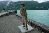 Typische Holzfiguren am Strand des Brienzer See