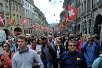 Alle blicken gespannt zum Turm, wenn sich 12.00 Uhr alles in Bewegung setzt 