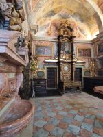 Nebenraum mit rotem Marmor 