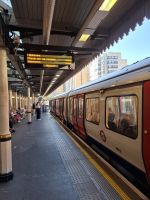 Fahrt mit der Londoner U-Bahn von High Street Kensington ins Zentrum