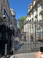 Streng bewacht; Downing Street. Nr. 10 wohnt der britische Premierminister