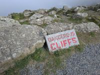 Bei Land's End sollte man nicht auf den Klippen herumklettern