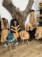 Einzigartiges Geschäft mit Kleidung aus heimischem Kork