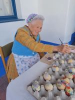 mit 85 Jahren bemalt die Dame ohne Brille