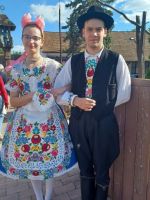 das Tanzpaar begrüßt uns