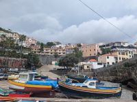 Bunte Boote im Hafen von Câmara de Lobos 