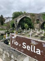 Spanien, Brücke mit Siegeskreuz in Cangas de Onís