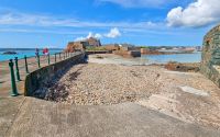 Elizabeth Castle vor St. Helier von der Einsiedelei aus gesehen