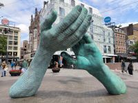 Amsterdam. Hände des Friedens
