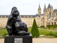 Silberrücken vor dem Rathaus von Caen 
