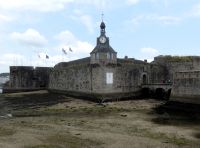 Sonnenuhr am Eingang zur Altstadt von Concarneau 
