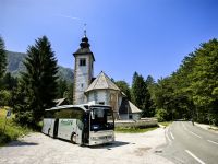 Unser Bus an der St. Anna Kapelle am Bohijn See