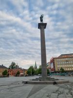 Trondheim - Marktplatz (Torget) mit der Statue der Stadtgründers und Wikingerkönigs Olav I. Tryggvason