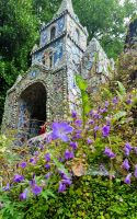 Die kleine Scherbenkirche auf Guernsey