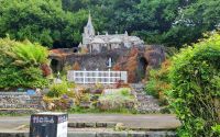 Die kleine Scherbenkirche auf Guernsey