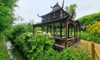 Japanischer Pavillon im botanischen Garten Samares Manor auf Jersey