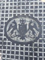 Bodenseerundreise 9.06.25 Insel Mainau -Kanaldeckel mit...? vor dem Rosengarten