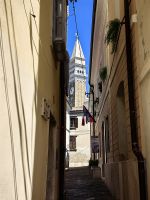 Enge Gasse in Prian mit Blick auf den Turm der Kirche des Heiligen Georg
