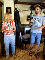 Irene erklärt uns die Weine der Familie Kralj und wir genießen