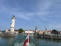 Bodenseerundreise 11.06.25 Hafeneinfahrt von Lindau und deren Wahrzeichen