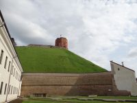 Vilnius, der Gedimimasturm liegt auf einer natürlichen Anhöhe, unten ein Teil der Befestigung.