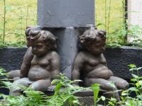 Riga, Brunnen im Innenhof eines verlassenen Warenhauses. Die Putten scheinen sich zu fragen „was wird mit uns?“.