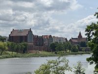 Blick auf Neubauten im alten Stile in Marienburg