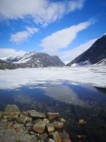 Nur ein Teil des Sees ist eisfrei - Temperatur ca 3 Grad 