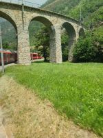 Das Kreisviadukt mit der Ausfahrt des Bernina Express