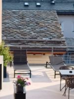 Die Dachbelegung eines Engerdiner Hauses mit flachen Steinplatten in verschiedener Farbgebung