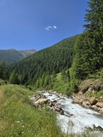 Wanderung entlang des tosenden kleinen Wildbach Rabbies im Nationalpark Stilfserjoch in den Dolomiten