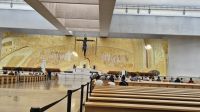 Wallfahrtsort Fatima-Innenraum der modernen Kirche.jpg