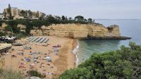Strand und Hotel Pestana Viking im Hintergrund.jpg