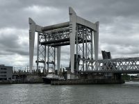 Geöffnete Brücke mit Schiff