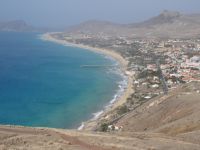 Blick vom Aussichtspunkt Portela auf den langen Sandstrand von Porto Santo