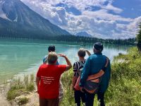 Ja, die zwei auf dem Kanu gehoeren zu uns !