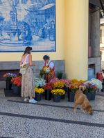 Blumenverkäuferin in Tracht vor der Markthalle in Funchal/Madeira