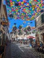 Bunt geschmückte Straßen in Camara de Lobos/Madeira
